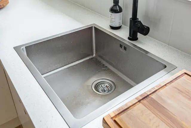 Illustratie bij verstopte wc of afvoer in driebergen: zelf proberen of bellen?