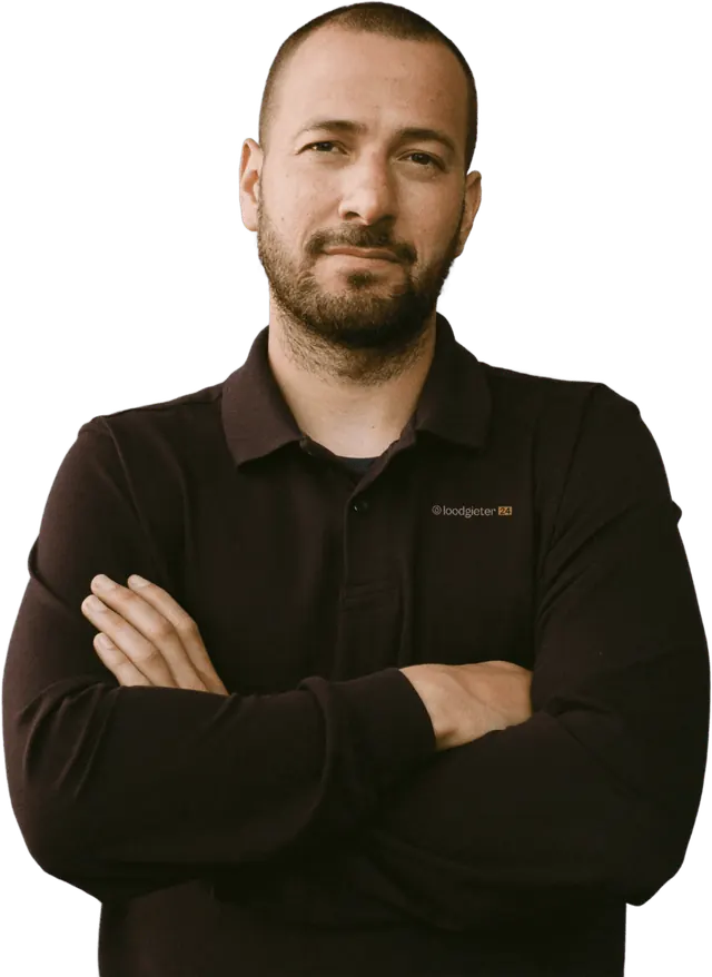 De hoofdmonteur, met de armen over elkaar